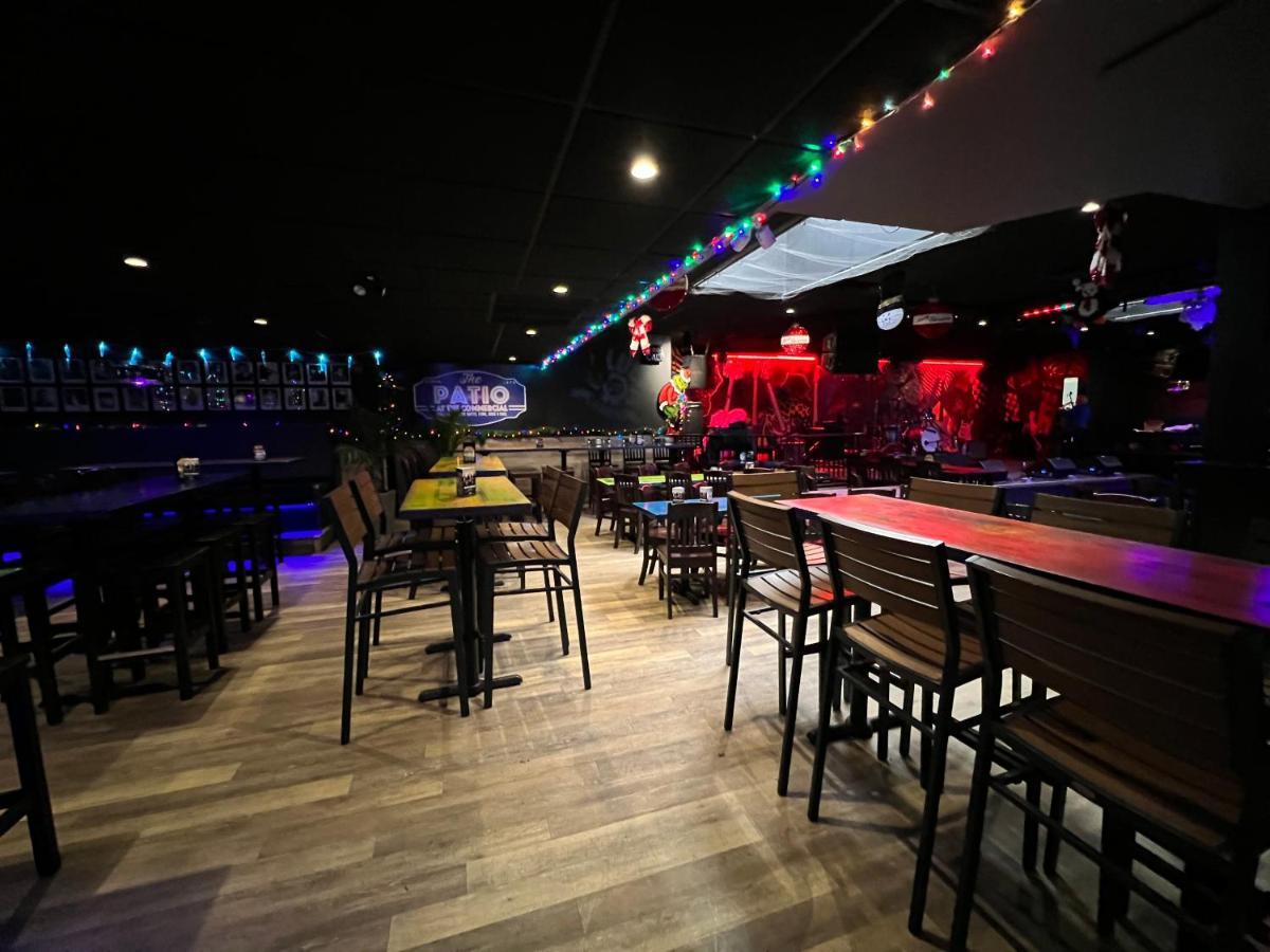 Commercial Hotel Эдмонтон Экстерьер фото