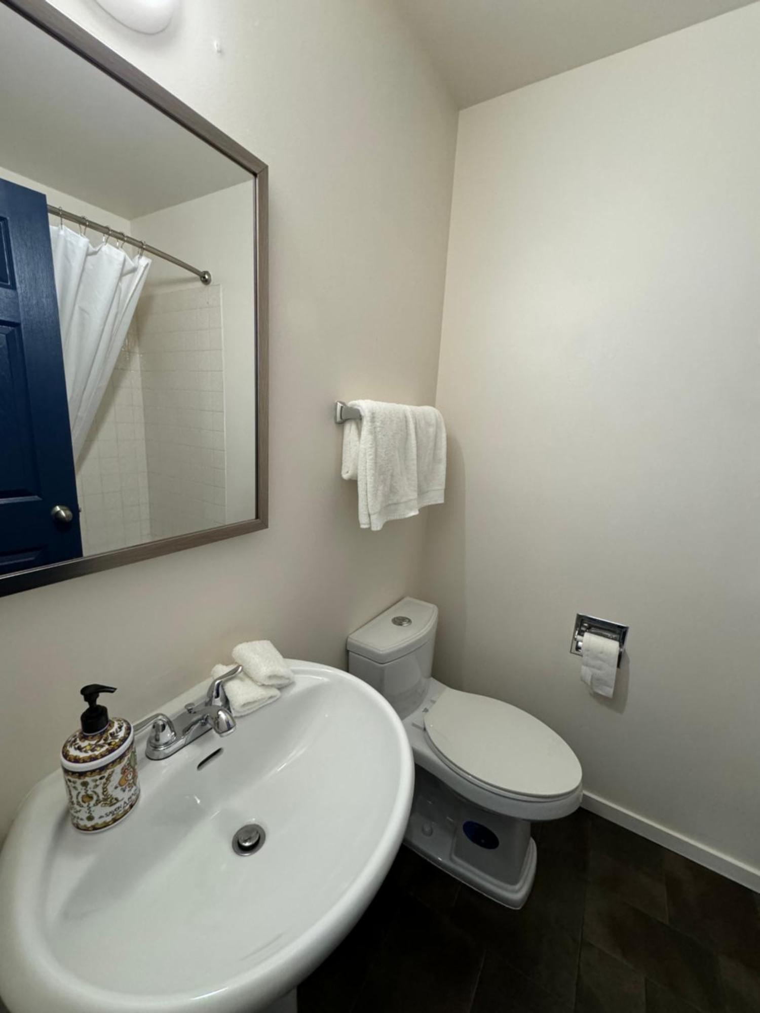 Commercial Hotel Эдмонтон Экстерьер фото
