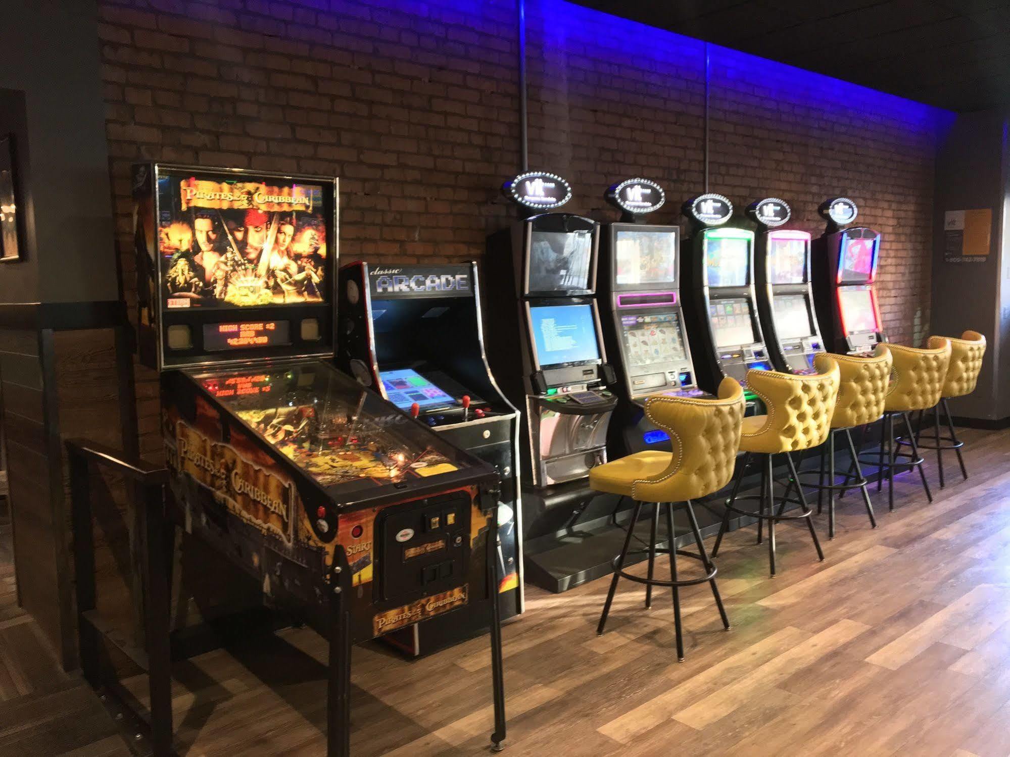 Commercial Hotel Эдмонтон Экстерьер фото